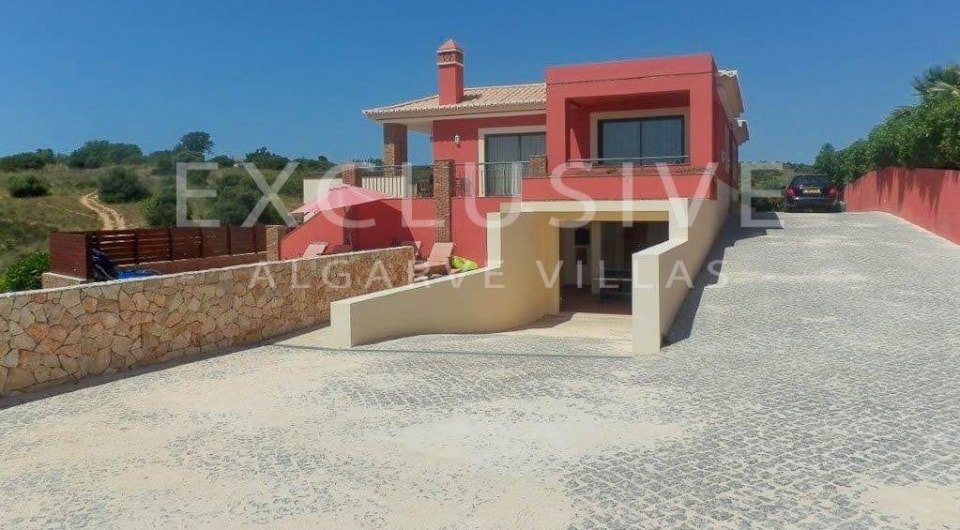 Stilvolle 4-Bett-Villa in Gehweite zum Strand von Porto de Mós Lagos, Algarve