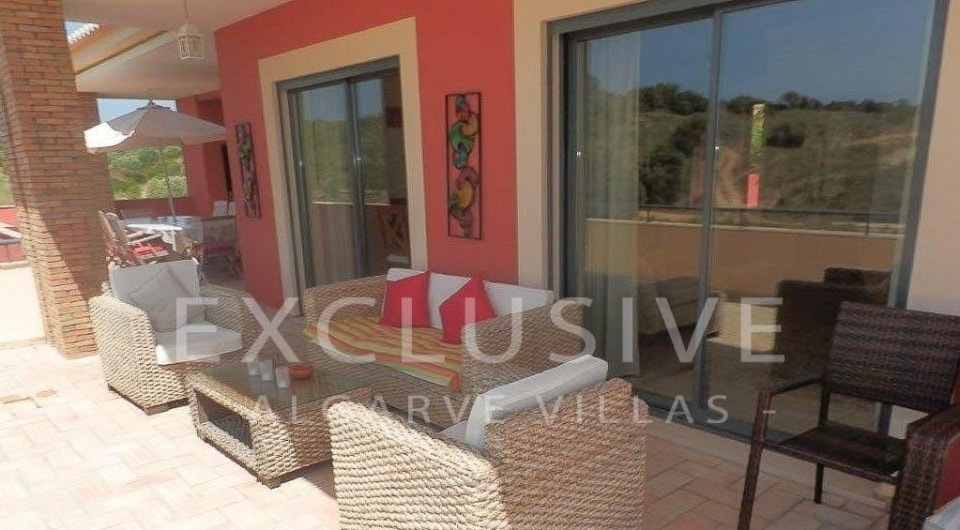Stilvolle 4-Bett-Villa in Gehweite zum Strand von Porto de Mós Lagos, Algarve