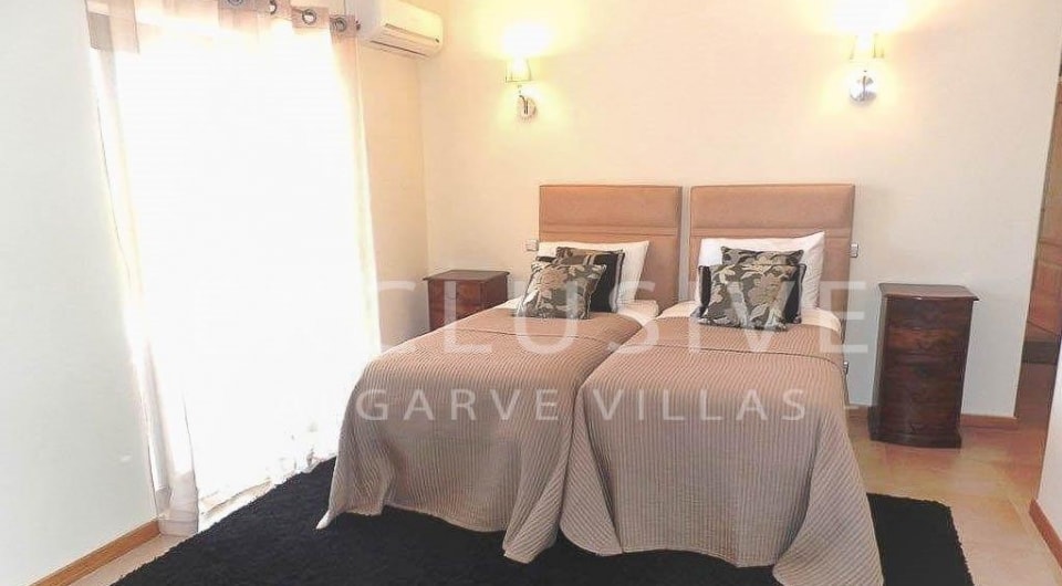 Stilvolle 4-Bett-Villa in Gehweite zum Strand von Porto de Mós Lagos, Algarve