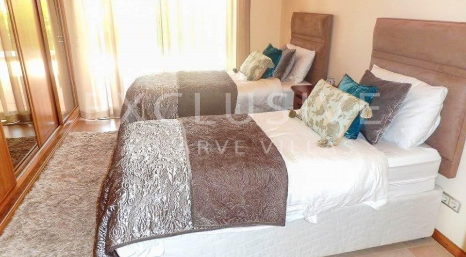 Stilvolle 4-Bett-Villa in Gehweite zum Strand von Porto de Mós Lagos, Algarve