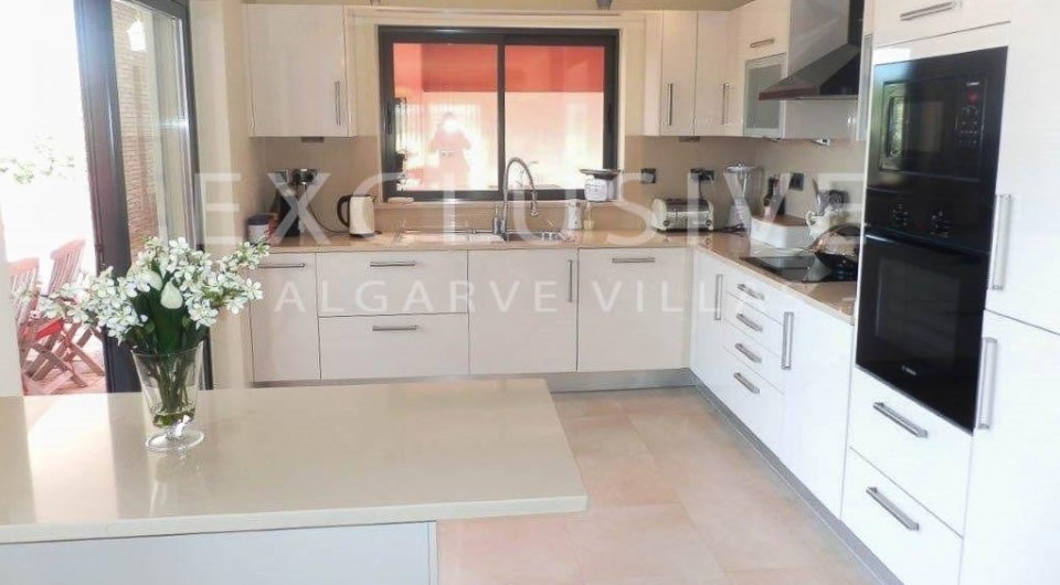 Stilvolle 4-Bett-Villa in Gehweite zum Strand von Porto de Mós Lagos, Algarve