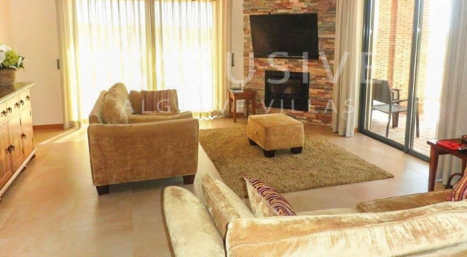 Stilvolle 4-Bett-Villa in Gehweite zum Strand von Porto de Mós Lagos, Algarve