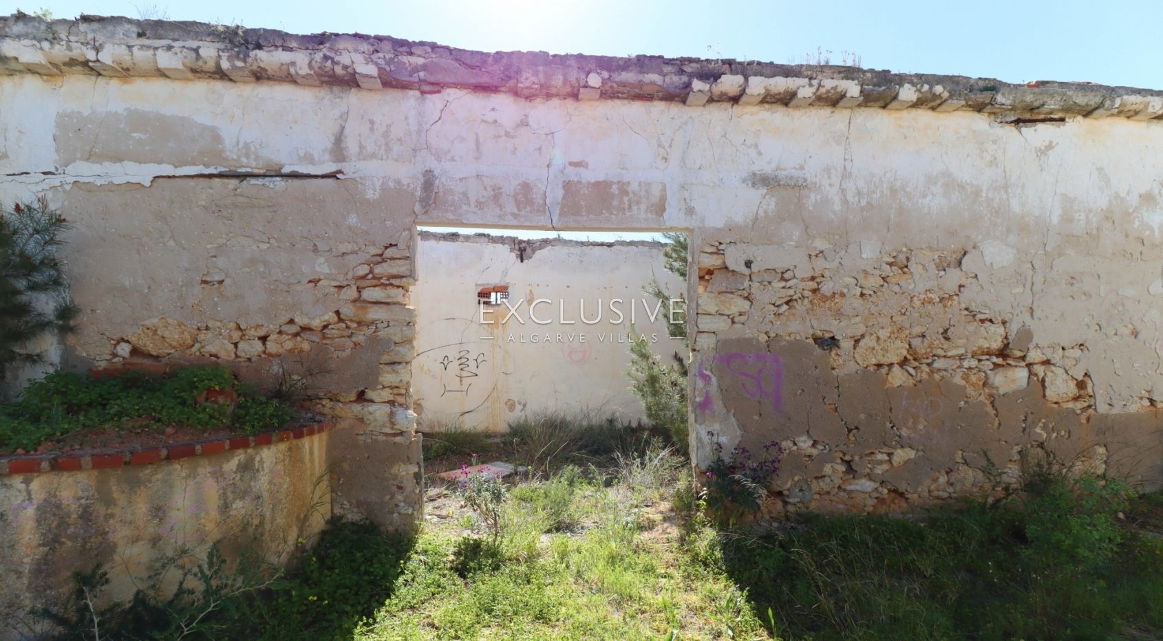 Caramujeira tracer une ruine avec des vues spectaculaires sur la mer