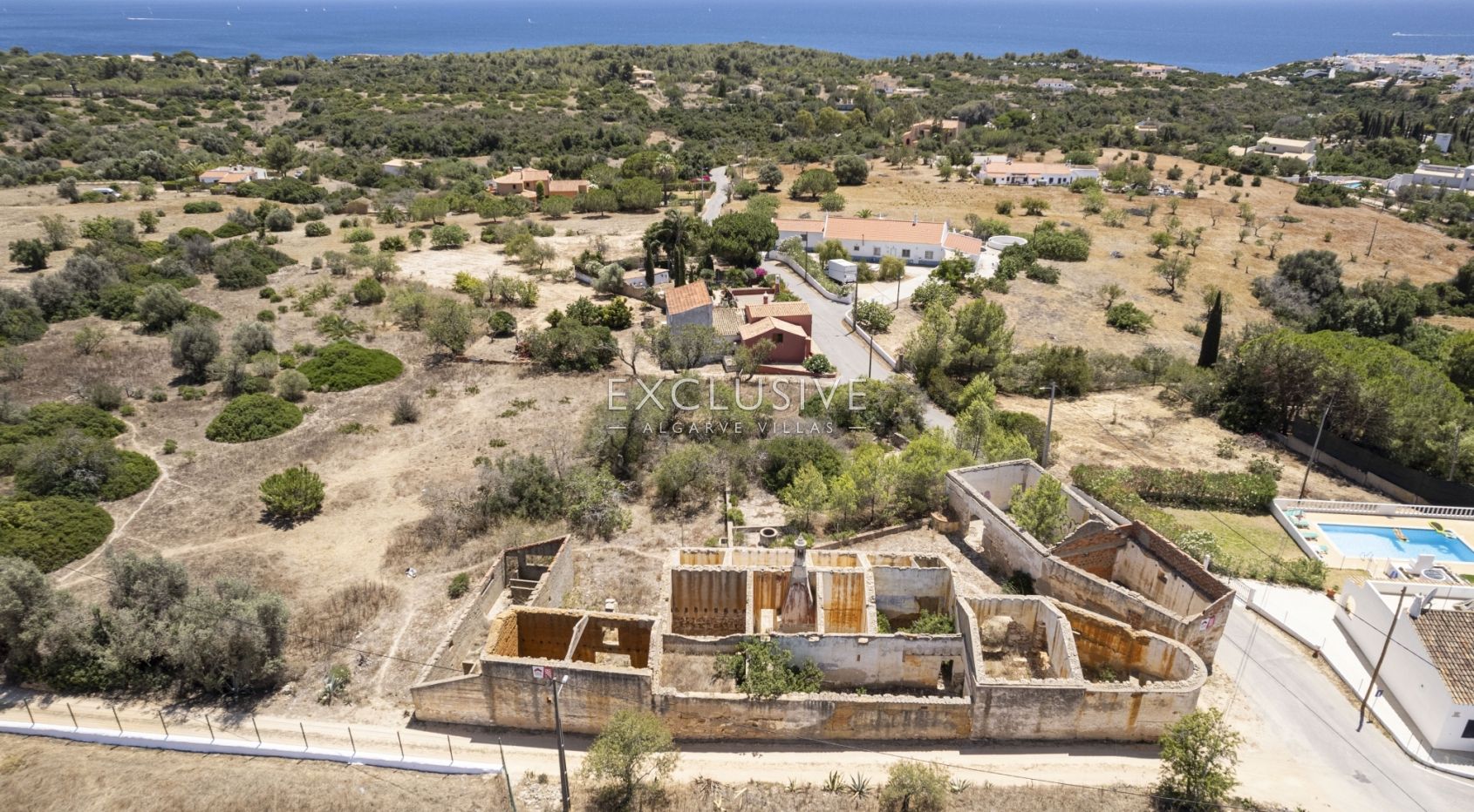 Caramujeira tracer une ruine avec des vues spectaculaires sur la mer