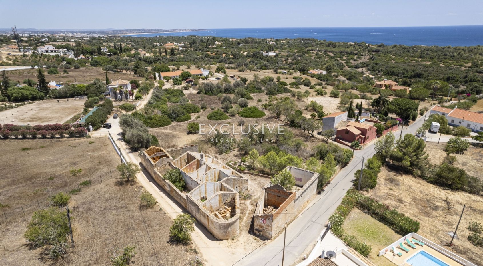 Caramujeira tracer une ruine avec des vues spectaculaires sur la mer