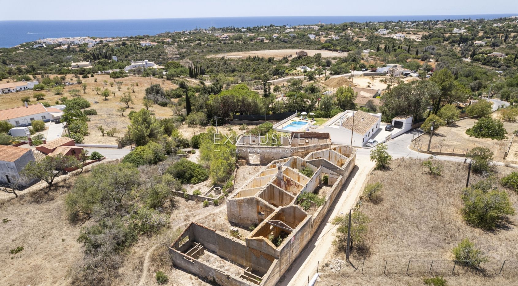 Caramujeira tracer une ruine avec des vues spectaculaires sur la mer