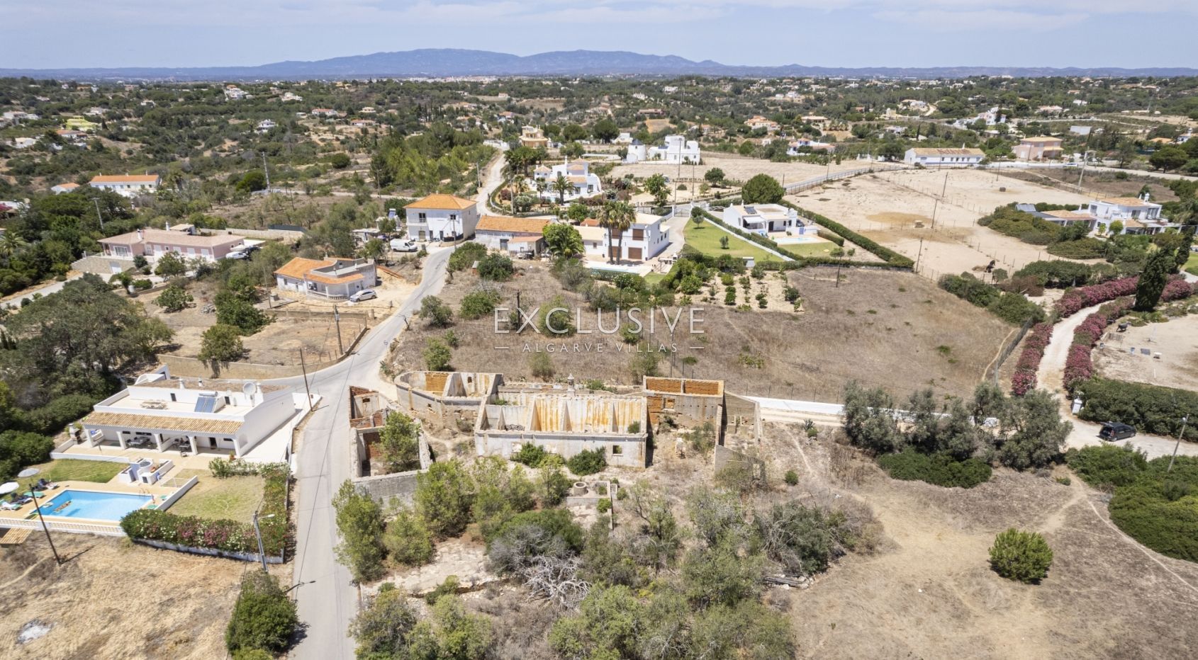 Caramujeira tracer une ruine avec des vues spectaculaires sur la mer
