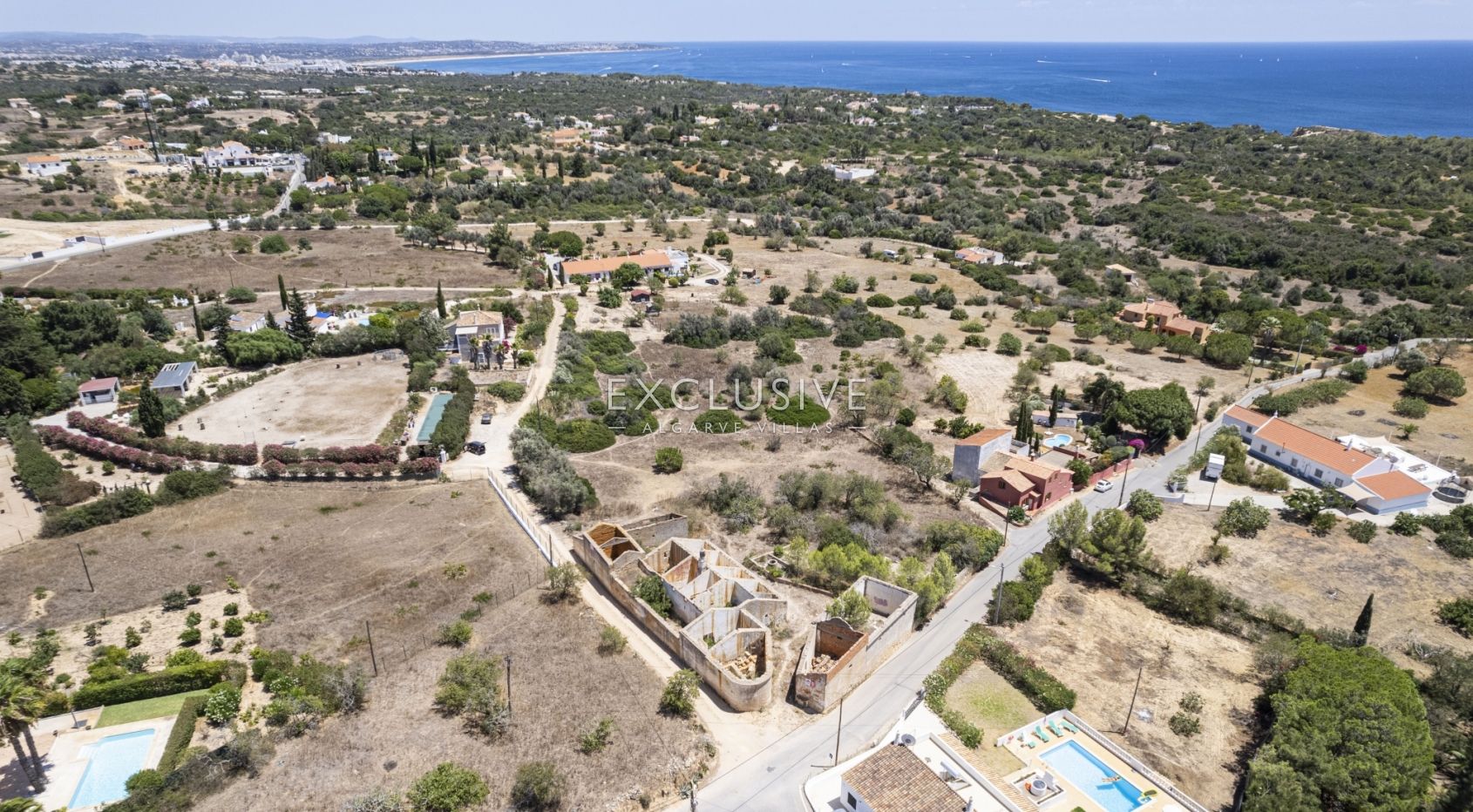 Caramujeira tracer une ruine avec des vues spectaculaires sur la mer