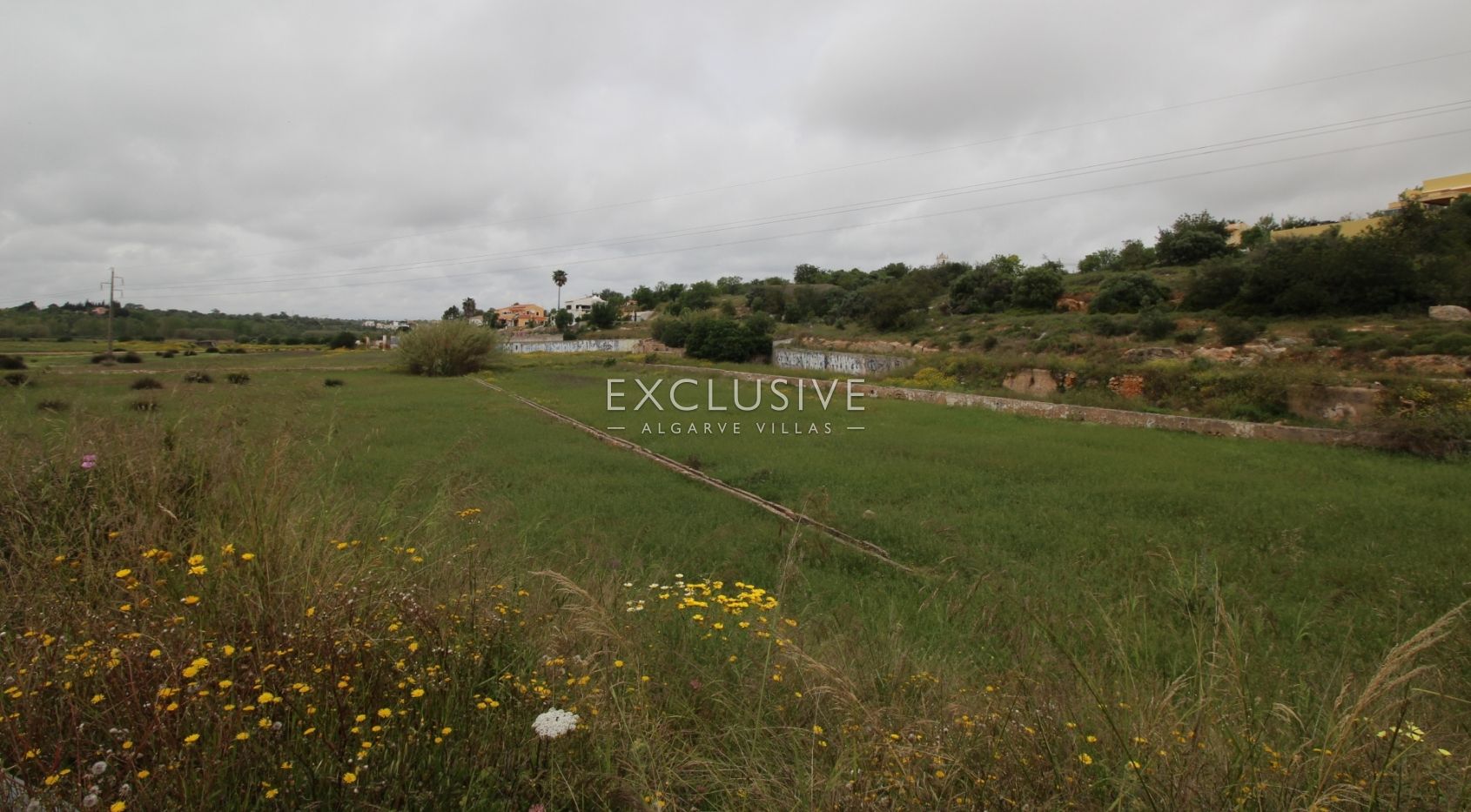 Terrain avec deux ruines pres de Salgados Golf Algarve