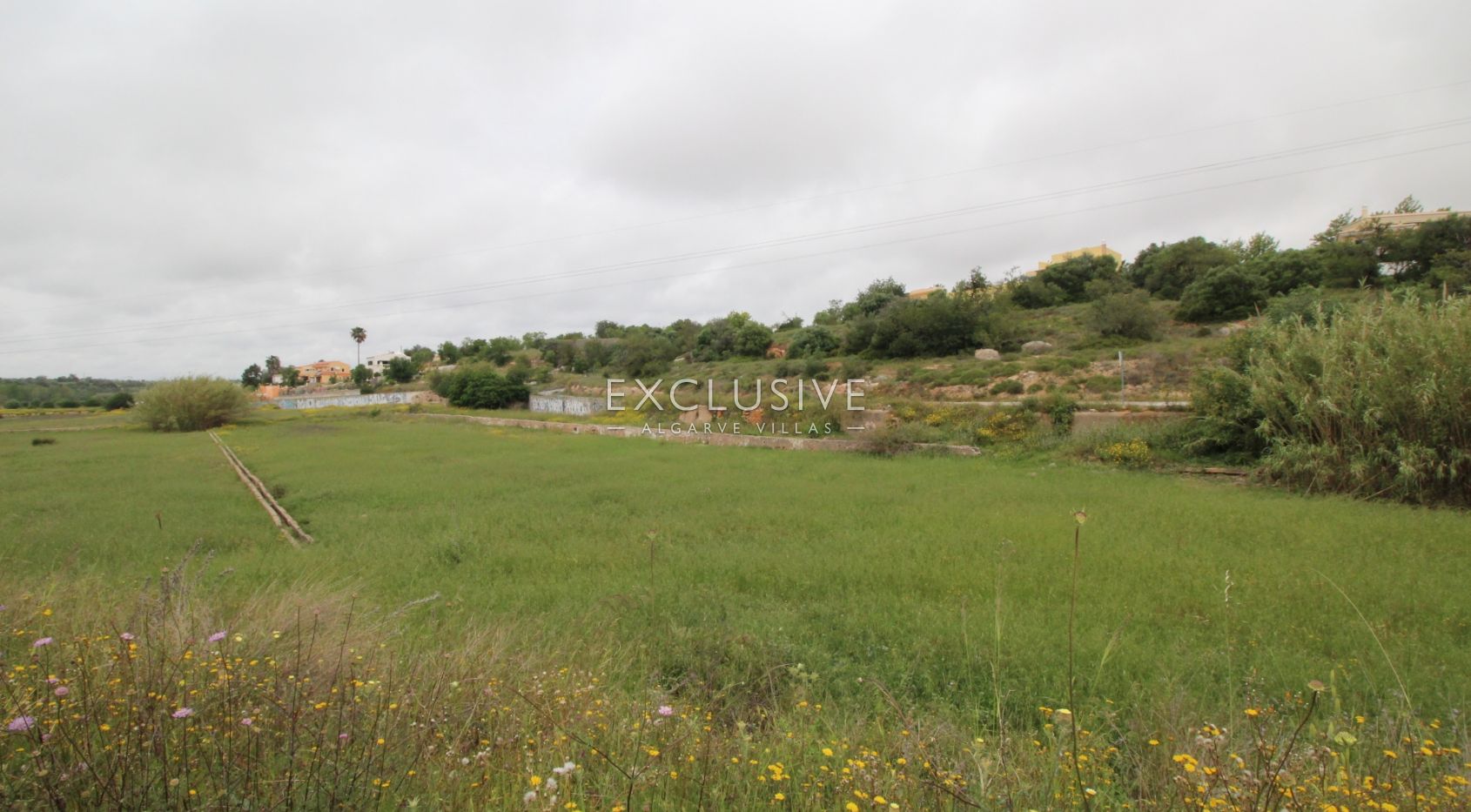 Terrain avec deux ruines pres de Salgados Golf Algarve
