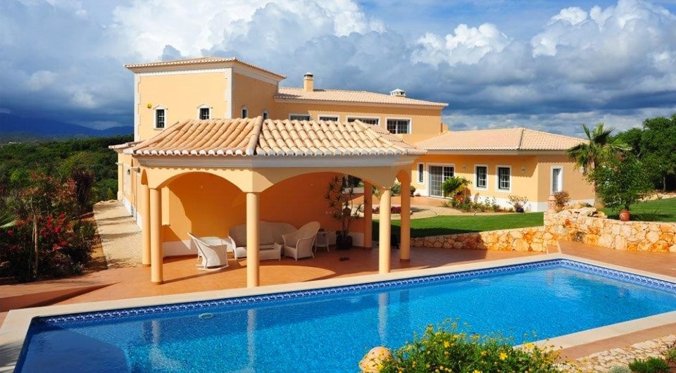 High quality construction 4 bed villa with pool north of Penina golf in Algarve