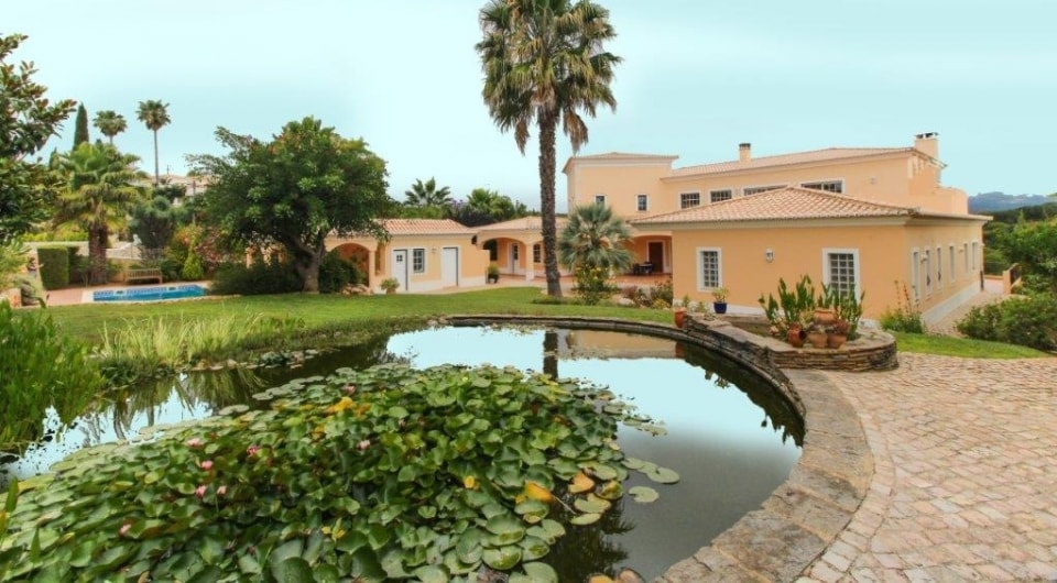 High quality construction 4 bed villa with pool north of Penina golf in Algarve