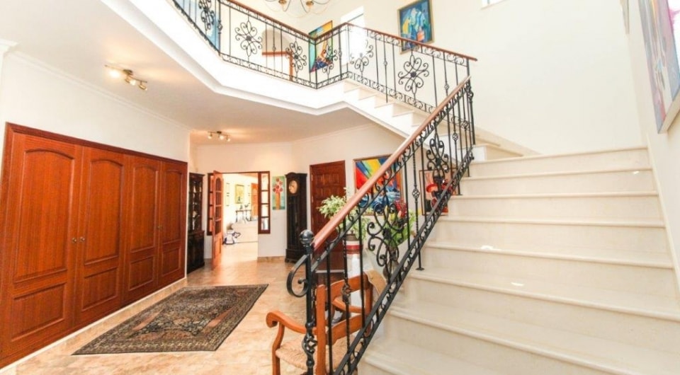 High quality construction 4 bed villa with pool north of Penina golf in Algarve
