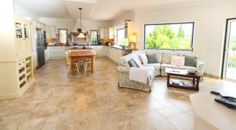 High quality construction 4 bed villa with pool north of Penina golf in Algarve