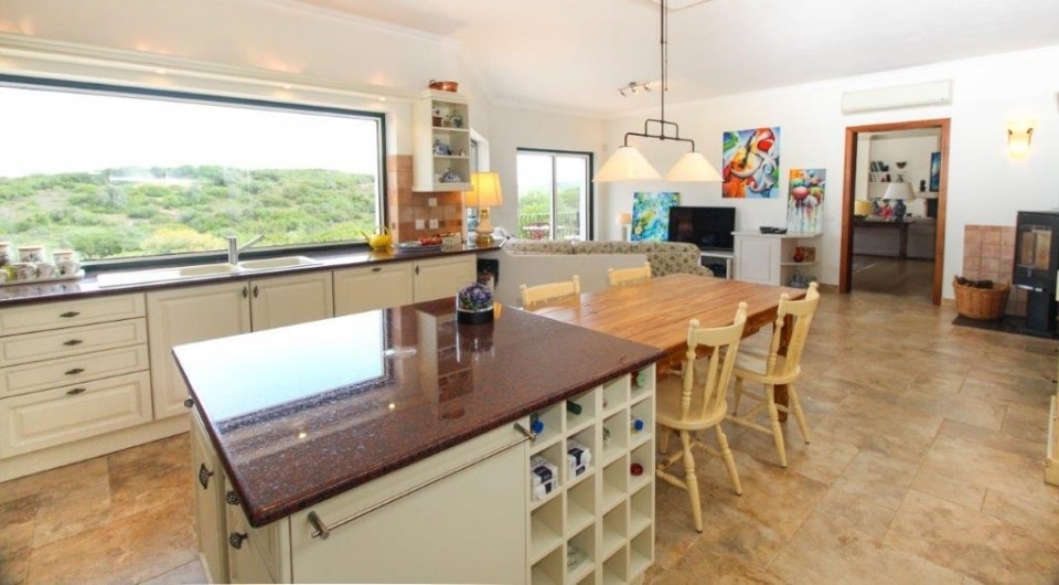 High quality construction 4 bed villa with pool north of Penina golf in Algarve