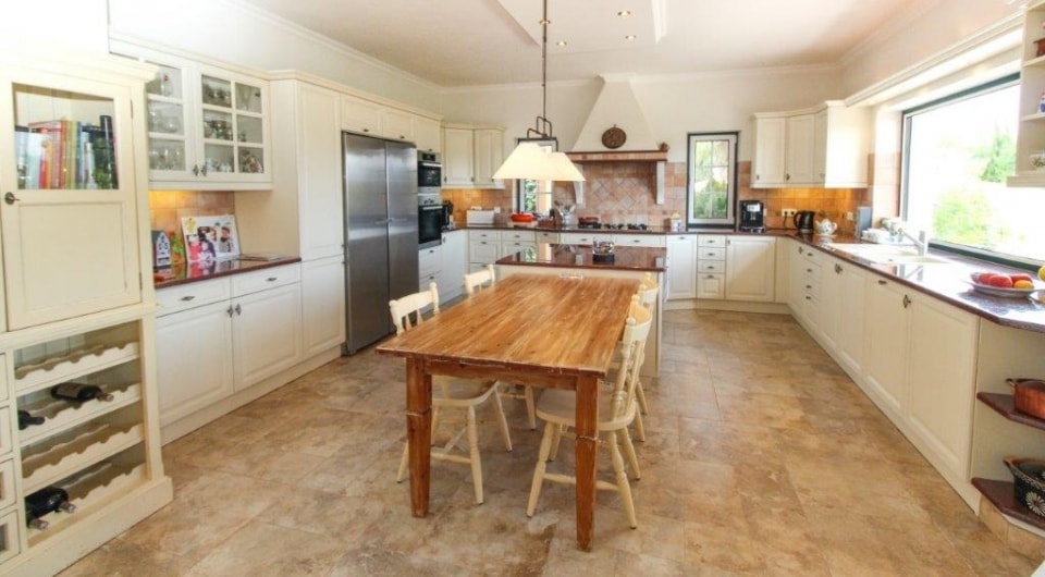 High quality construction 4 bed villa with pool north of Penina golf in Algarve