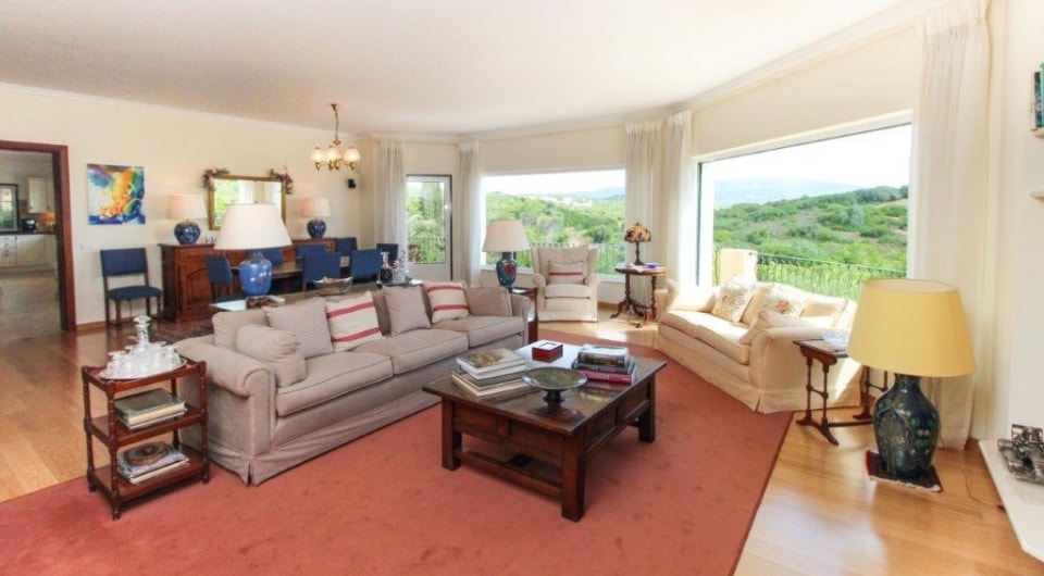 High quality construction 4 bed villa with pool north of Penina golf in Algarve