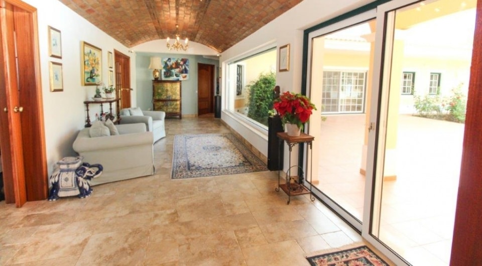 High quality construction 4 bed villa with pool north of Penina golf in Algarve