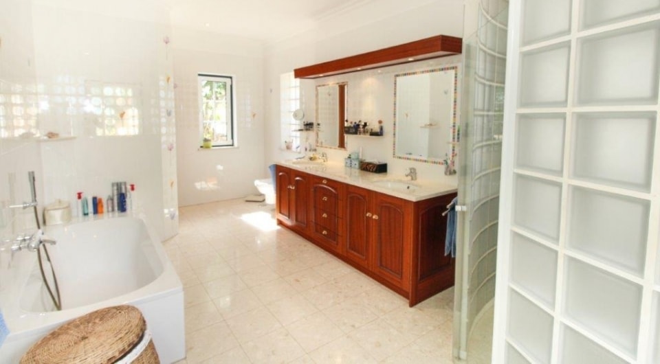 High quality construction 4 bed villa with pool north of Penina golf in Algarve