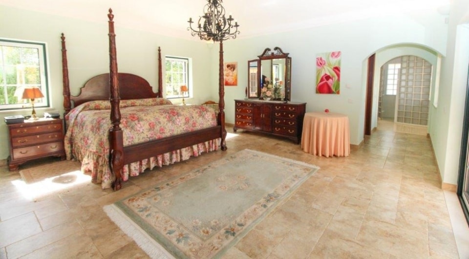 High quality construction 4 bed villa with pool north of Penina golf in Algarve