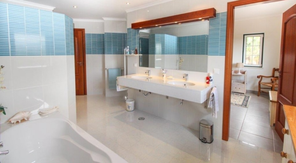 High quality construction 4 bed villa with pool north of Penina golf in Algarve