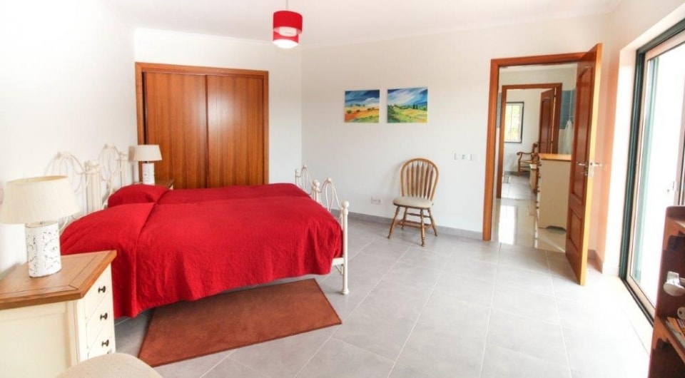 High quality construction 4 bed villa with pool north of Penina golf in Algarve