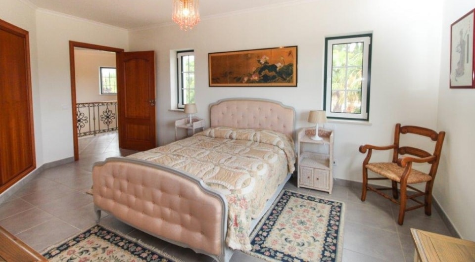 High quality construction 4 bed villa with pool north of Penina golf in Algarve