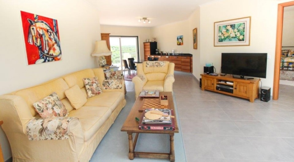 High quality construction 4 bed villa with pool north of Penina golf in Algarve
