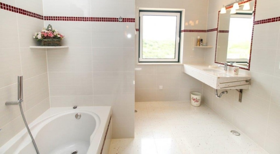 High quality construction 4 bed villa with pool north of Penina golf in Algarve