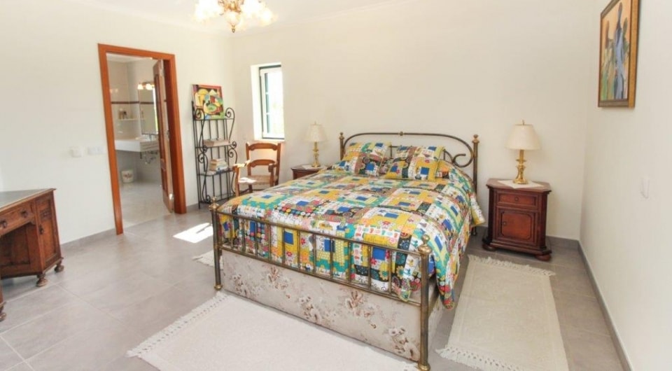 High quality construction 4 bed villa with pool north of Penina golf in Algarve