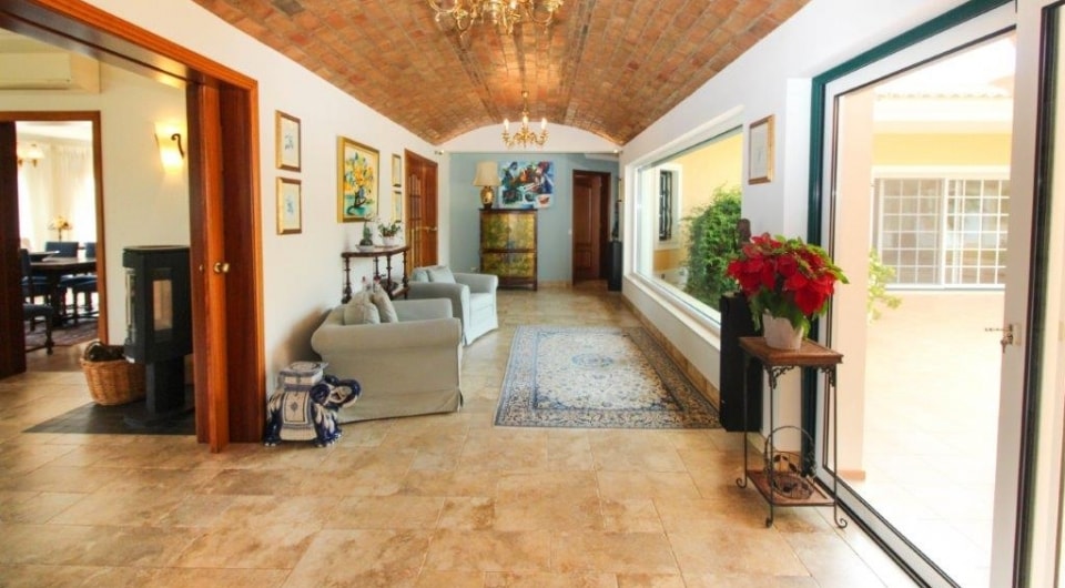 High quality construction 4 bed villa with pool north of Penina golf in Algarve
