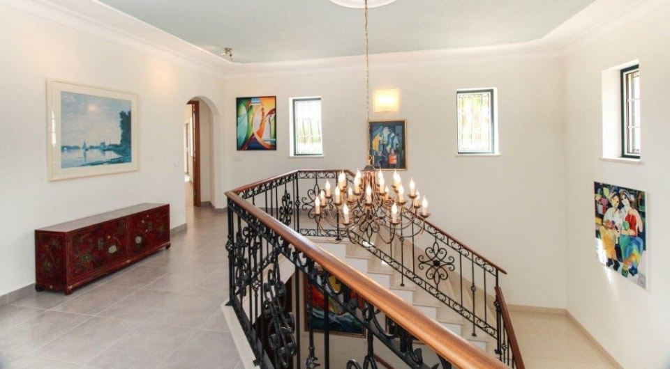 High quality construction 4 bed villa with pool north of Penina golf in Algarve