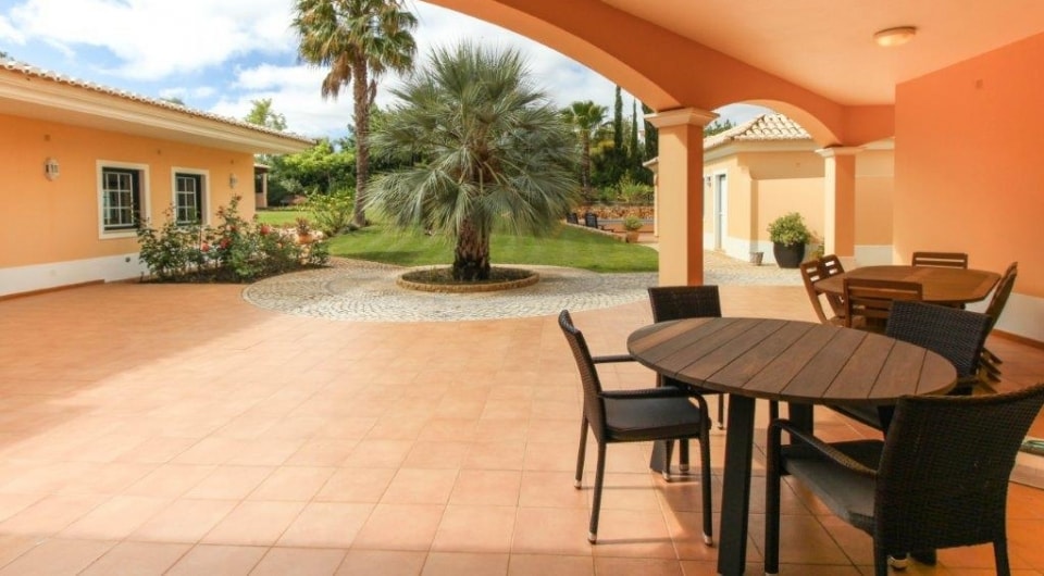 High quality construction 4 bed villa with pool north of Penina golf in Algarve