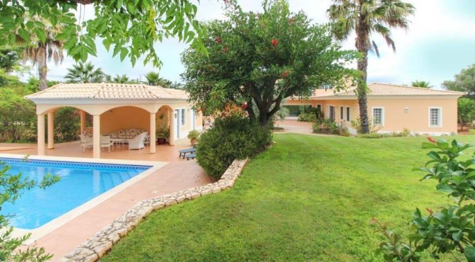 High quality construction 4 bed villa with pool north of Penina golf in Algarve