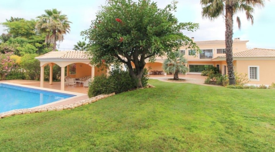 High quality construction 4 bed villa with pool north of Penina golf in Algarve