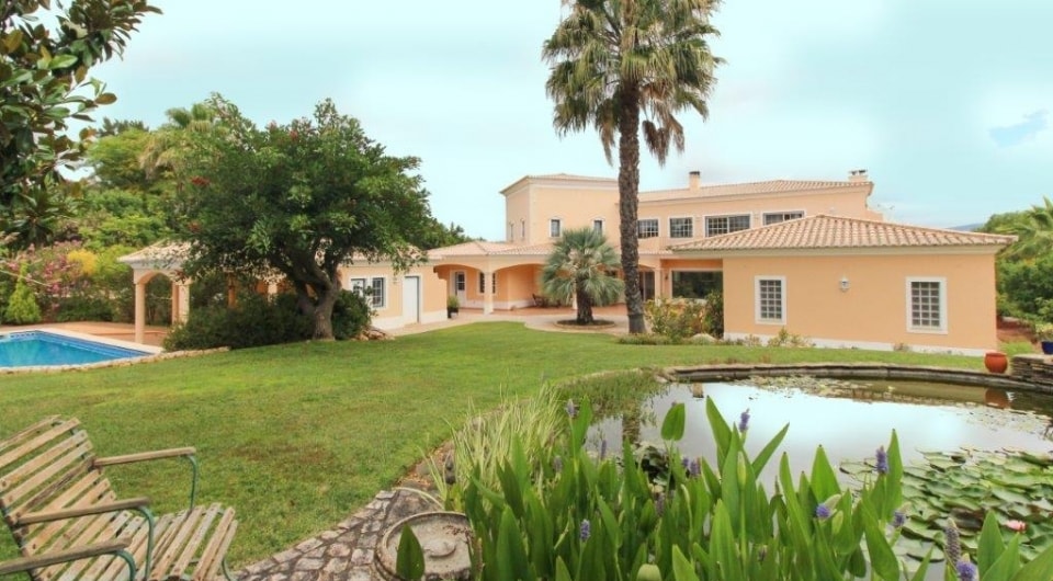 High quality construction 4 bed villa with pool north of Penina golf in Algarve