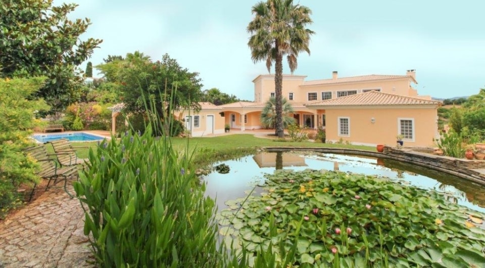 High quality construction 4 bed villa with pool north of Penina golf in Algarve