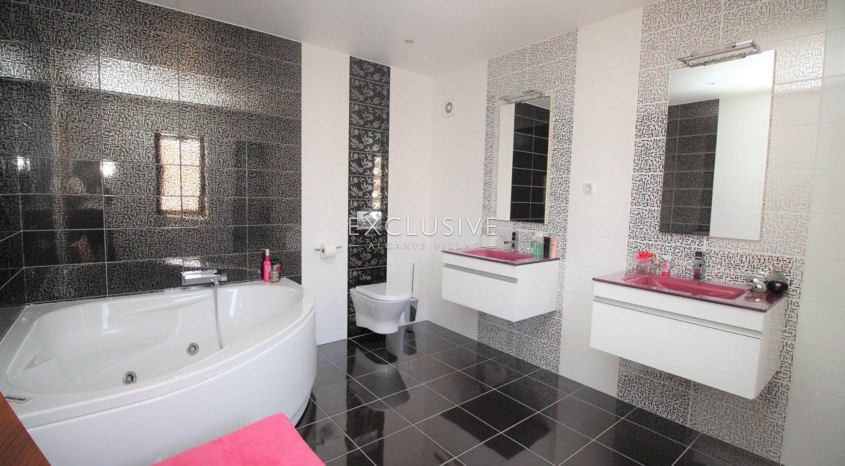 Ruime villa met zeer hoge kwaliteit interieur in Lagos Centrum