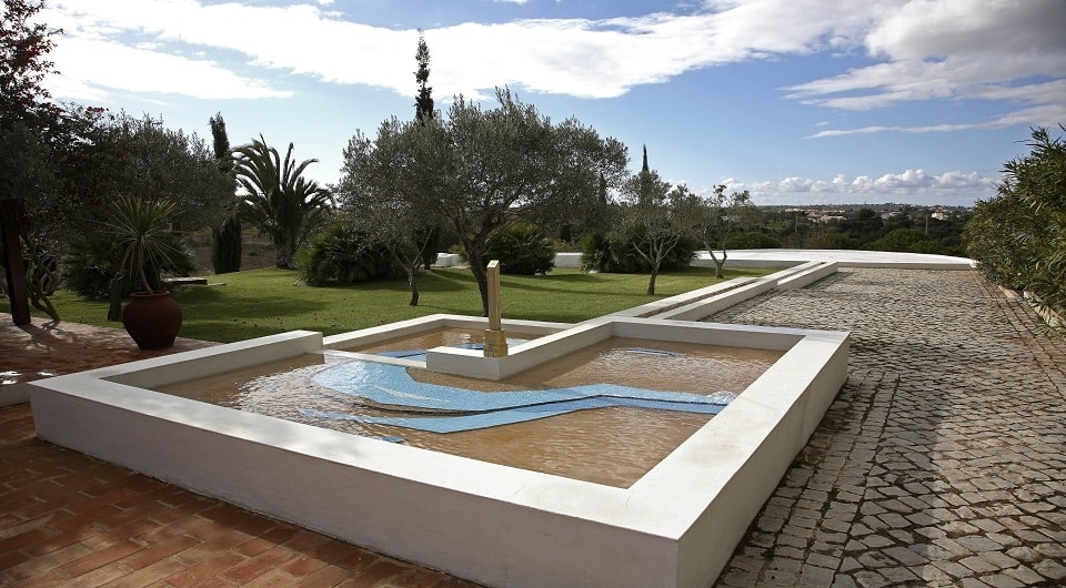 Verkocht - in Carvoeiro met luxe villa met zwembad, 2 bouwpercelen en apart gastenhuis