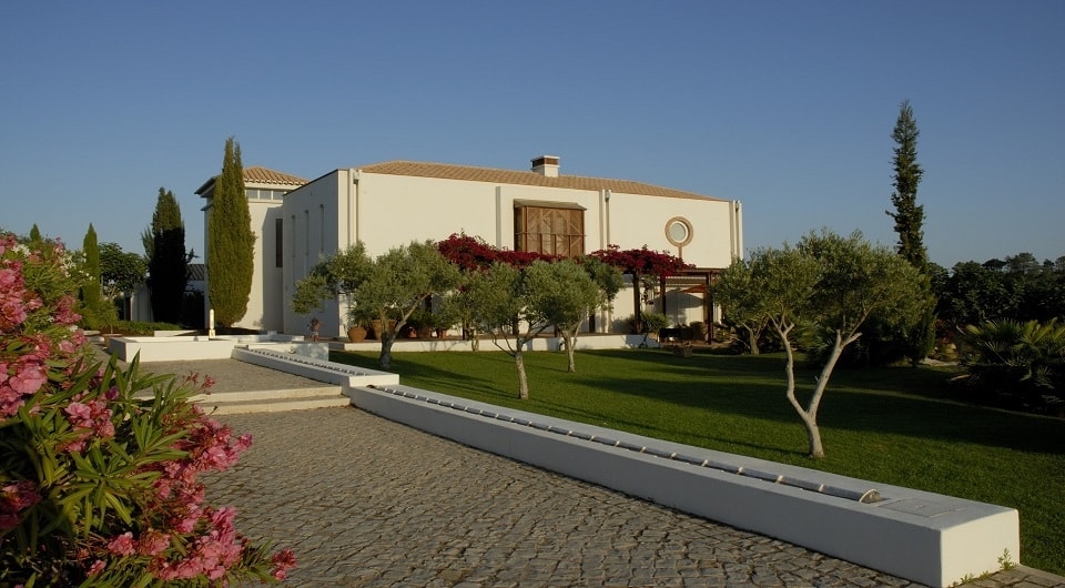 Verkocht - in Carvoeiro met luxe villa met zwembad, 2 bouwpercelen en apart gastenhuis