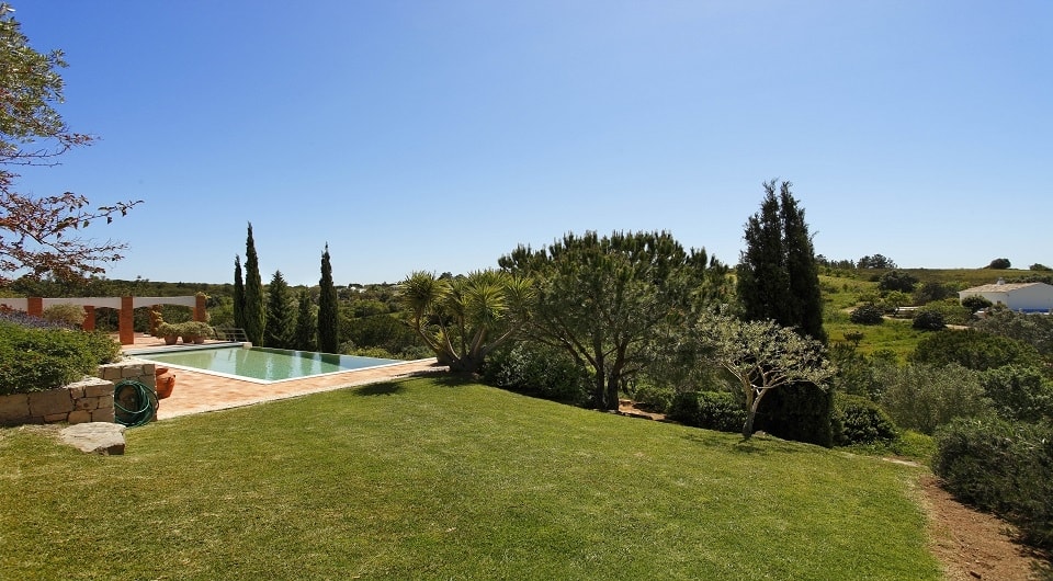 Verkocht - in Carvoeiro met luxe villa met zwembad, 2 bouwpercelen en apart gastenhuis