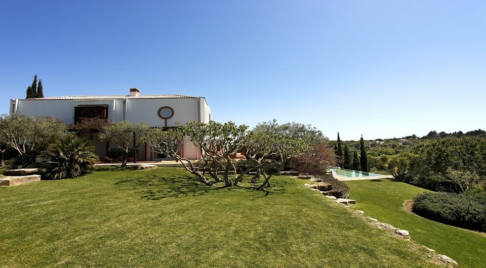 Verkocht - in Carvoeiro met luxe villa met zwembad, 2 bouwpercelen en apart gastenhuis