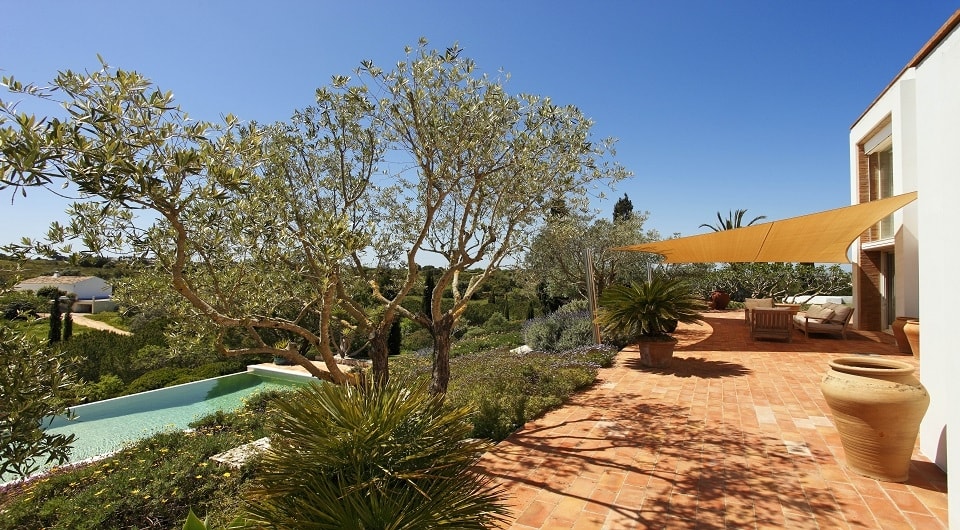 Verkocht - in Carvoeiro met luxe villa met zwembad, 2 bouwpercelen en apart gastenhuis