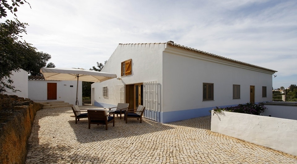 Verkocht - in Carvoeiro met luxe villa met zwembad, 2 bouwpercelen en apart gastenhuis