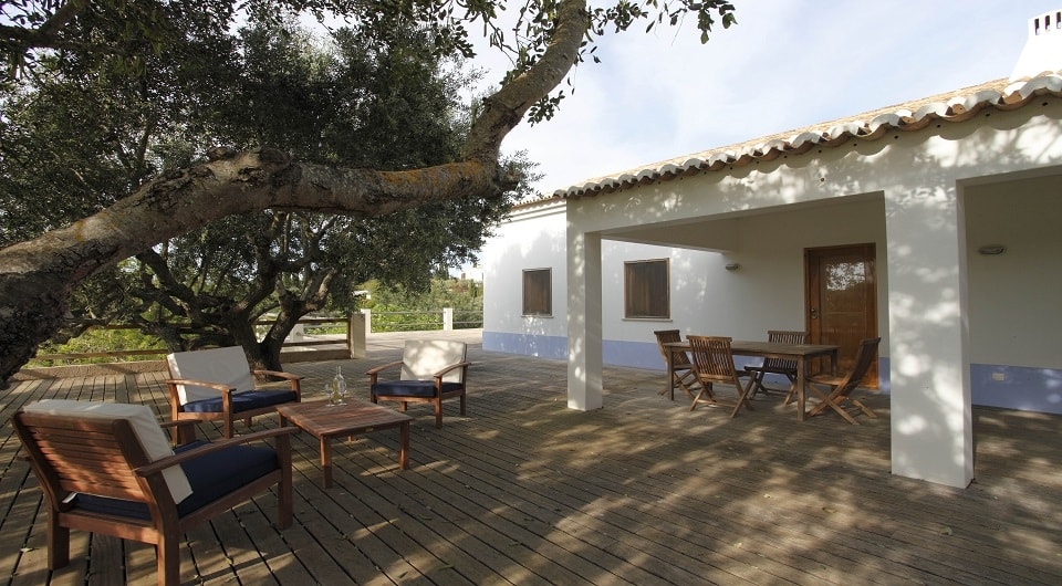 Verkocht - in Carvoeiro met luxe villa met zwembad, 2 bouwpercelen en apart gastenhuis