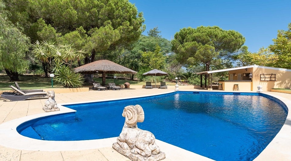 Charming property with stunning private setting in Olhos de Agua, Albufeira