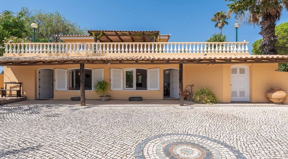 Charming property with stunning private setting in Olhos de Agua, Albufeira