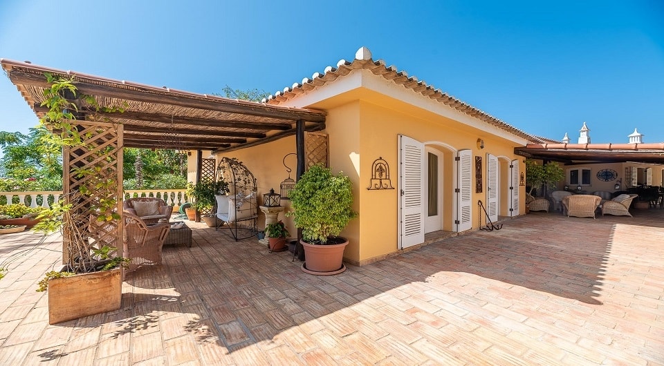 Charming property with stunning private setting in Olhos de Agua, Albufeira