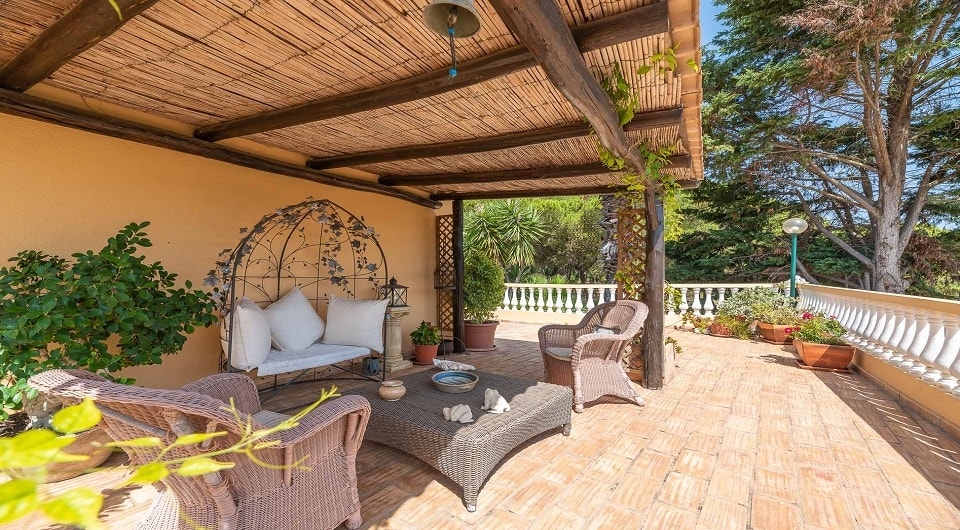 Charming property with stunning private setting in Olhos de Agua, Albufeira