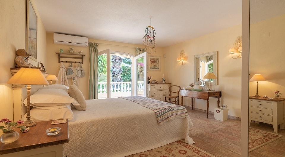Charming property with stunning private setting in Olhos de Agua, Albufeira